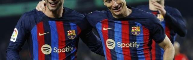 足球直播-“废人”费兰突成最佳，哈维有资本变阵三前锋打曼联