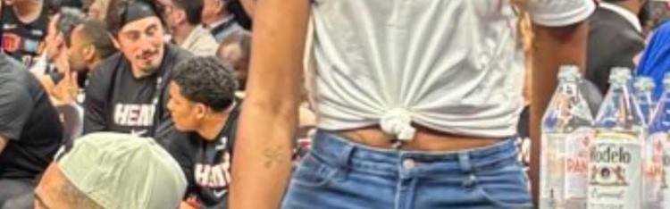 柠檬体育直播-声援男友！阿贾·威尔逊穿趣味T恤：张伯伦、阿德巴约、科比