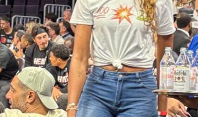 柠檬体育直播-声援男友！阿贾·威尔逊穿趣味T恤：张伯伦、阿德巴约、科比